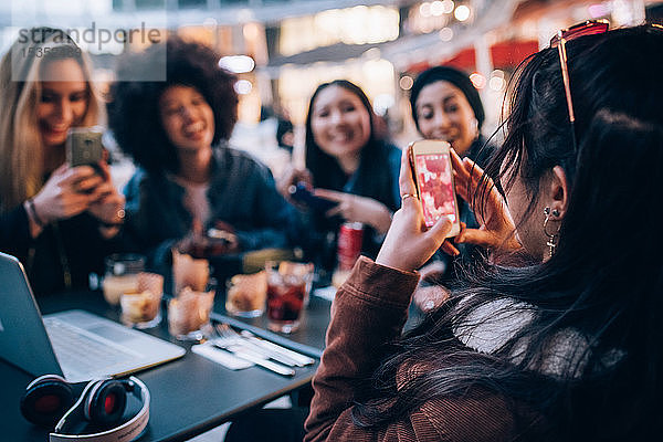 Freunde bei einem Drink im Freiluftcafé  Mailand  Italien