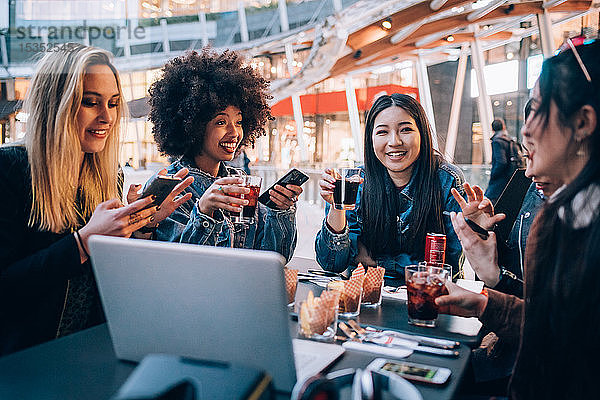 Freunde bei einem Drink im Freiluftcafé  Mailand  Italien