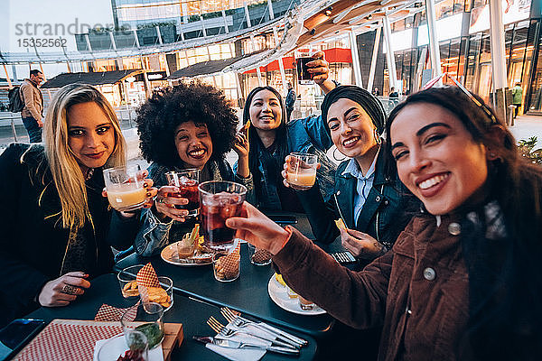 Freunde bei einem Drink im Freiluftcafé  Mailand  Italien