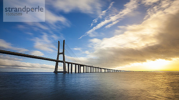 Vasco-da-Gama-Brücke über den Tejo bei Sonnenuntergang  Portugal