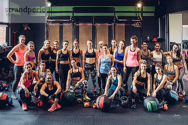 Große Gruppe von Frauen  die im Fitnessstudio trainieren  Porträt