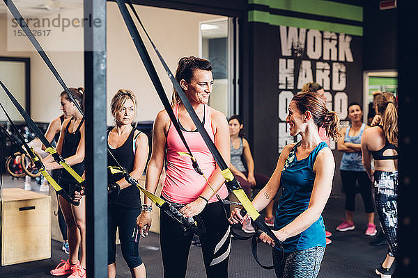 Frauen trainieren im Fitnessstudio  plaudern