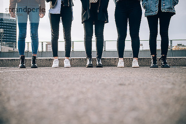 Freunde stehen Seite an Seite auf der Straße  Mailand  Italien