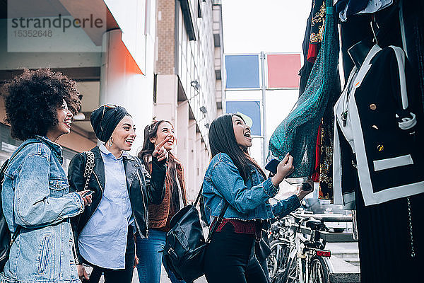 Freunde bewundern Kleider am Straßenstand  Mailand  Italien