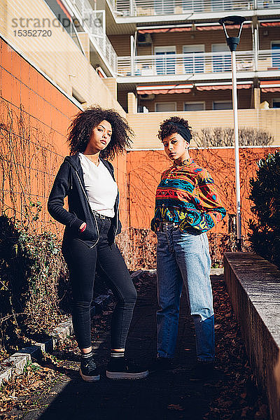 Zwei coole junge Freundinnen im Stadtgarten  Porträt