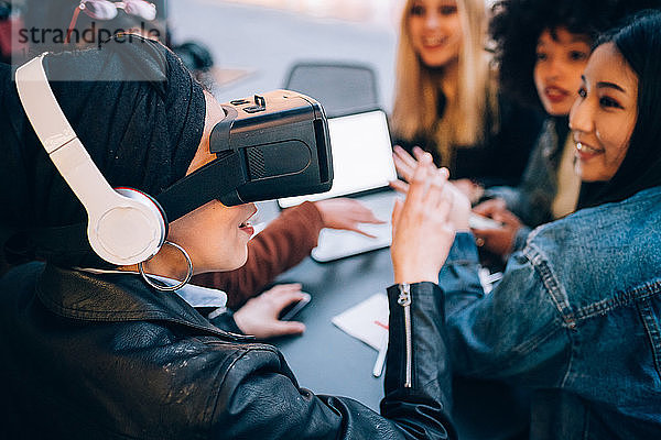 Freunde arbeiten am Virtual-Reality-Projekt im Outdoor-Café in Mailand  Italien