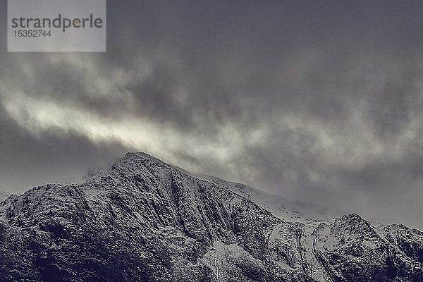 Schneebedeckte Berglandschaft und Sturmwolken  Llanberis  Gwynedd  Wales
