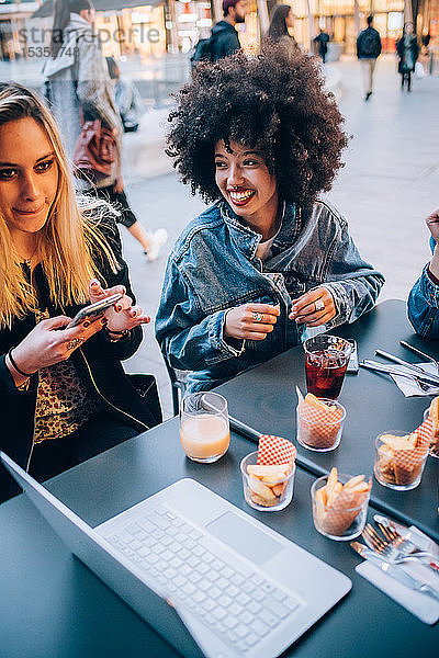 Freunde bei einem Drink im Freiluftcafé  Mailand  Italien