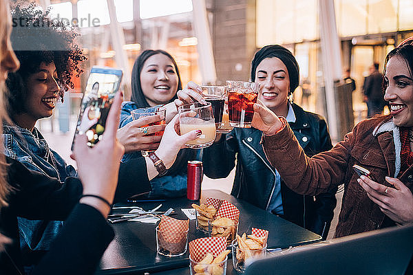 Freunde bei einem Drink im Freiluftcafé  Mailand  Italien