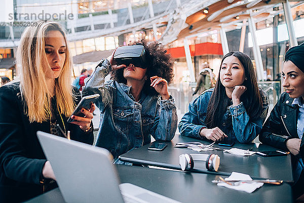 Freunde arbeiten am Virtual-Reality-Projekt im Outdoor-Café in Mailand  Italien