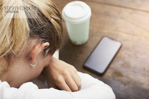 Frau ruht sich in Kaffeepause aus