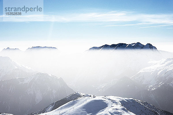 Schneebedeckte Berglandschaft mit Nebel  Alpe-d'Huez  Rhône-Alpes  Frankreich