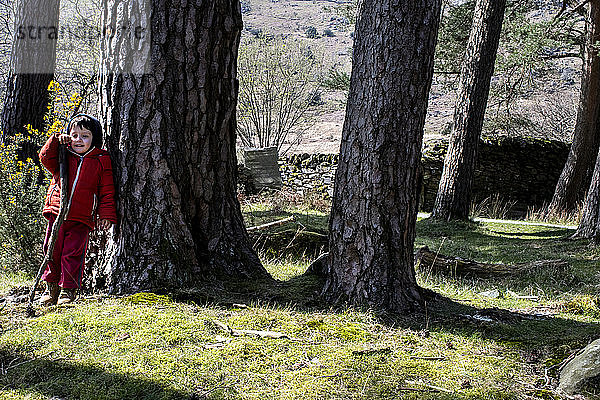 Junge erkundet Nationalpark  Llanaber  Gwynedd  Vereinigtes Königreich