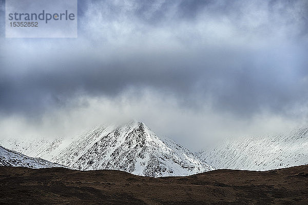 Schneebedeckte Berge in der Ferne  Scottish Borders  Vereinigtes Königreich