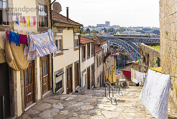 Wäscheleinen vor dem GebÃ?ude  Ponte Dom LuÃs I im Hintergrund  Porto  Portugal