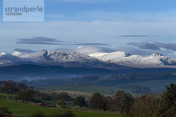 Malerische Landschaft mit weit entfernten schneebedeckten Bergen  Llanberis  Gwynedd  Wales