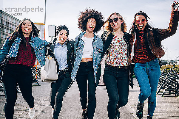 Freunde laufen auf der Straße  Mailand  Italien