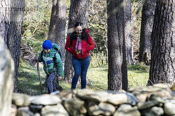 Mutter und Sohn erkunden den Nationalpark  Llanaber  Gwynedd  Vereinigtes Königreich