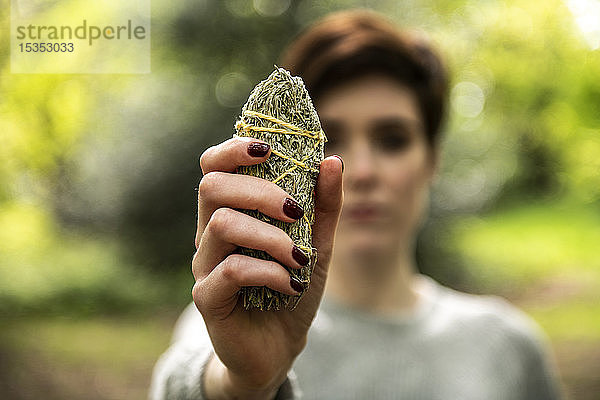 Frau hält Heilungsstein für Reiki