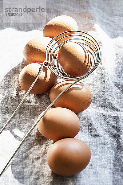 Stilleben von Eiern und Küchenutensilien  Draufsicht