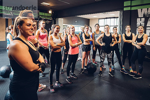 Große Gruppe von Frauen trainiert im Fitnessstudio  Zuhören