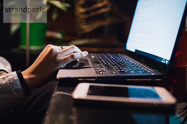 Frauen am Cafétisch beim Tippen am Laptop  Nahaufnahme