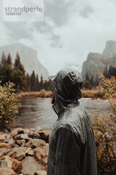 Wanderer erkundet Naturschutzgebiet  Yosemite National Park  Kalifornien  Vereinigte Staaten