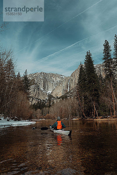 Kajak fahrender Mann auf See  Yosemite Village  Kalifornien  Vereinigte Staaten