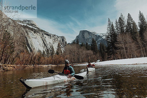 Freunde beim Kajakfahren auf dem See  Yosemite Village  Kalifornien  Vereinigte Staaten