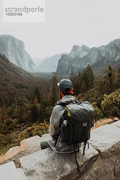 Wanderer erkundet Naturschutzgebiet  Yosemite National Park  Kalifornien  Vereinigte Staaten