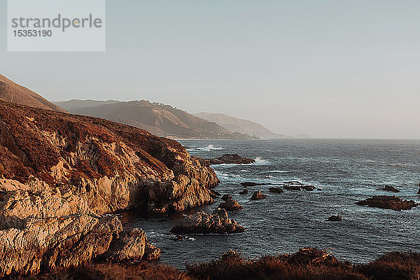 Landschaftliche Ansicht von Klippen und nebliger Küste  Big Sur  Kalifornien  Vereinigte Staaten