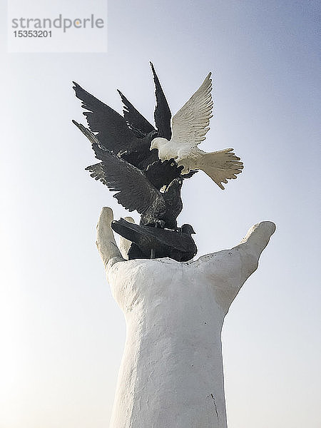 Skulptur Hand des Friedens   Kusadasi  Izmir  Türkei