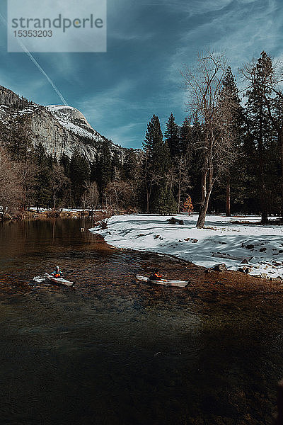 Freunde beim Kajakfahren auf dem See  Yosemite Village  Kalifornien  Vereinigte Staaten