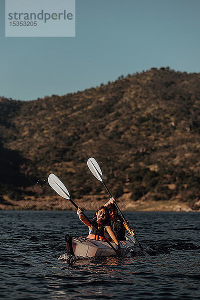 Freunde beim Kajakfahren auf dem See  Kaweah  Kalifornien  Vereinigte Staaten