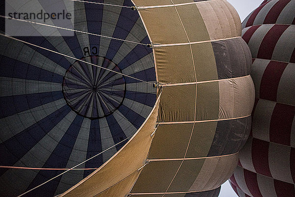 Heissluftballons werden für den Flug vorbereitet