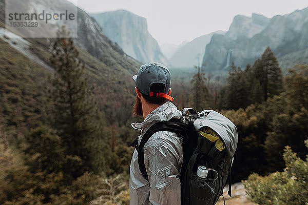 Wanderer erkundet Naturschutzgebiet  Yosemite National Park  Kalifornien  Vereinigte Staaten