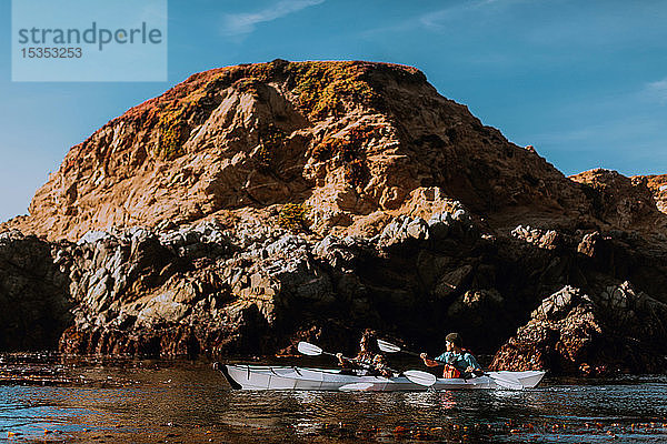 Freunde beim Kajakfahren auf See  Big Sur  Kalifornien  Vereinigte Staaten