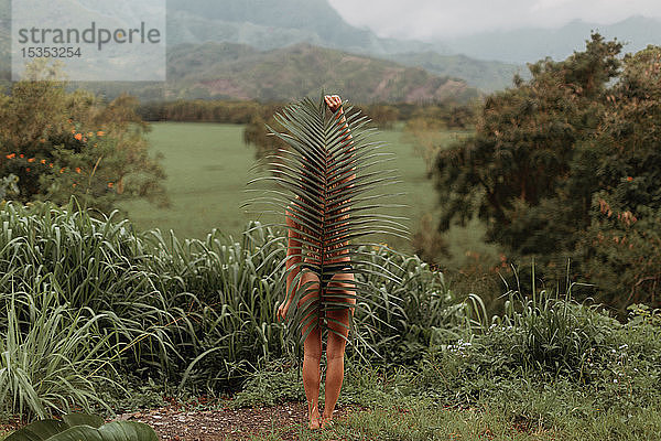 Frau im Bikini mit großem Blatt in der Hand  Princeville  Hawaii  US