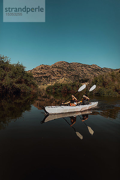 Freunde beim Kajakfahren auf dem See  Kaweah  Kalifornien  Vereinigte Staaten