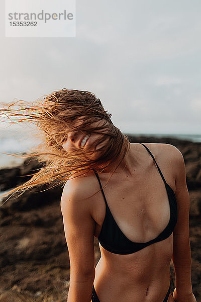 Schwimmer am Meer  der den Wind in den Haaren genießt