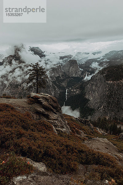 Wolkenteppich in Gebirgsketten  Yosemite National Park  Kalifornien  Vereinigte Staaten