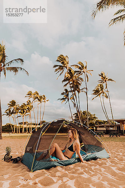 Frau im Zelt am Sandstrand  Princeville  Hawaii  USA