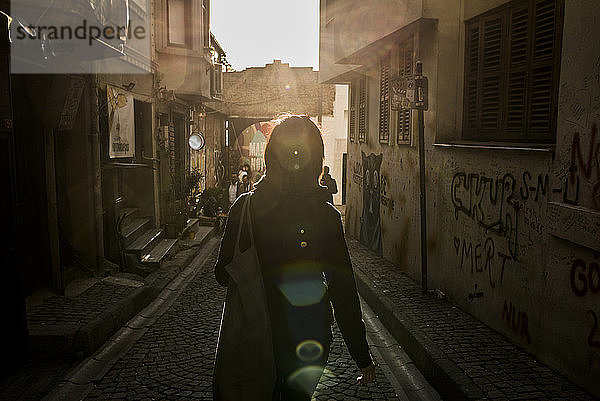 Frau in einer Gasse auf der Straße  Karaköy  Türkei