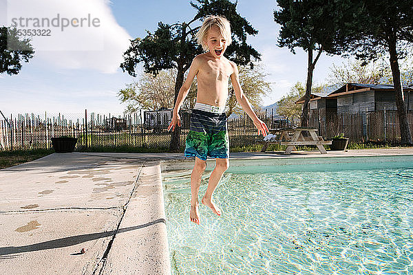 Junge springt in Schwimmbad  Olancha  Kalifornien  USA