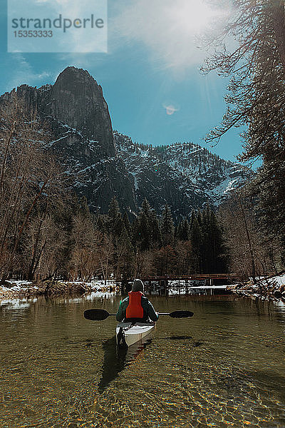 Kajak fahrender Mann auf See  Yosemite Village  Kalifornien  Vereinigte Staaten