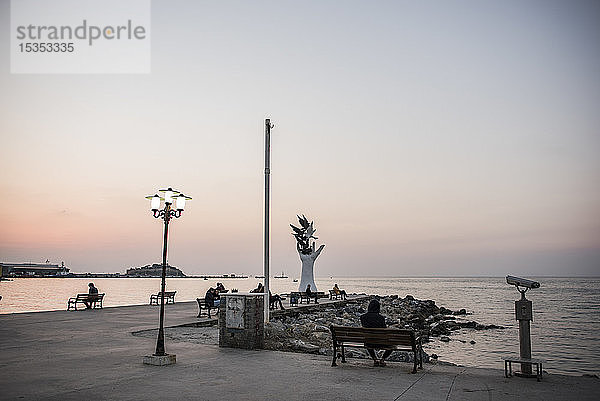 Skulptur Hand des Friedens und Menschen auf Pfeilerbänken  Kusadasi  Izmir  Türkei