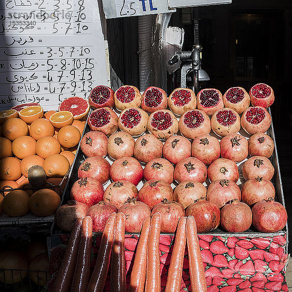 Ausstellung von Obstsorten am Obststand  Istanbul  Türkei