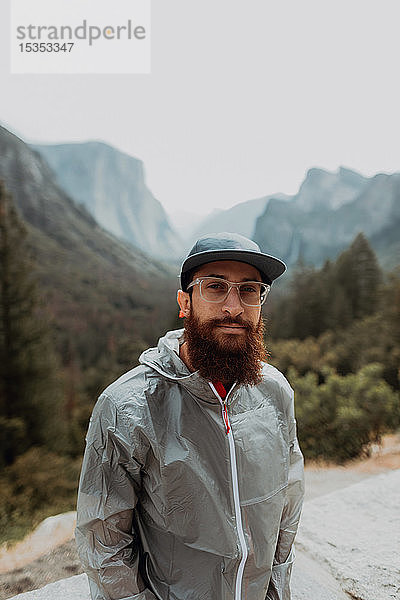 Porträt eines Wanderers im Naturschutzgebiet  Yosemite National Park  Kalifornien  Vereinigte Staaten