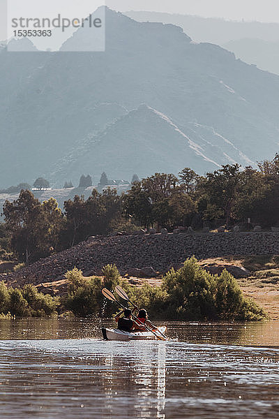 Freunde beim Kajakfahren auf dem See  Kaweah  Kalifornien  Vereinigte Staaten