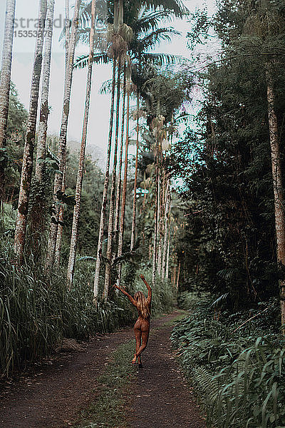 Nackte Frau rennt auf Feldweg in tropischer Landschaft  Princeville  Hawaii  USA